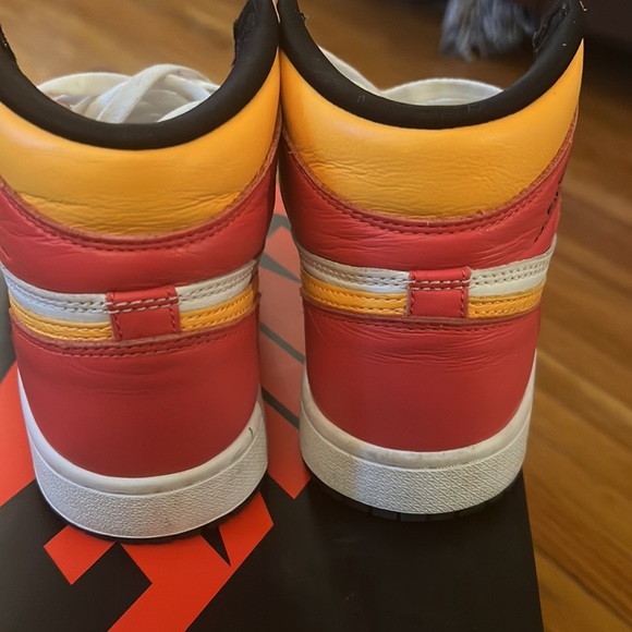 Nike Air Jordan 1 Retro Hi OG Light Fusion Red Size 7 Men 8.5/ 9 Women - Picture 3 of 6